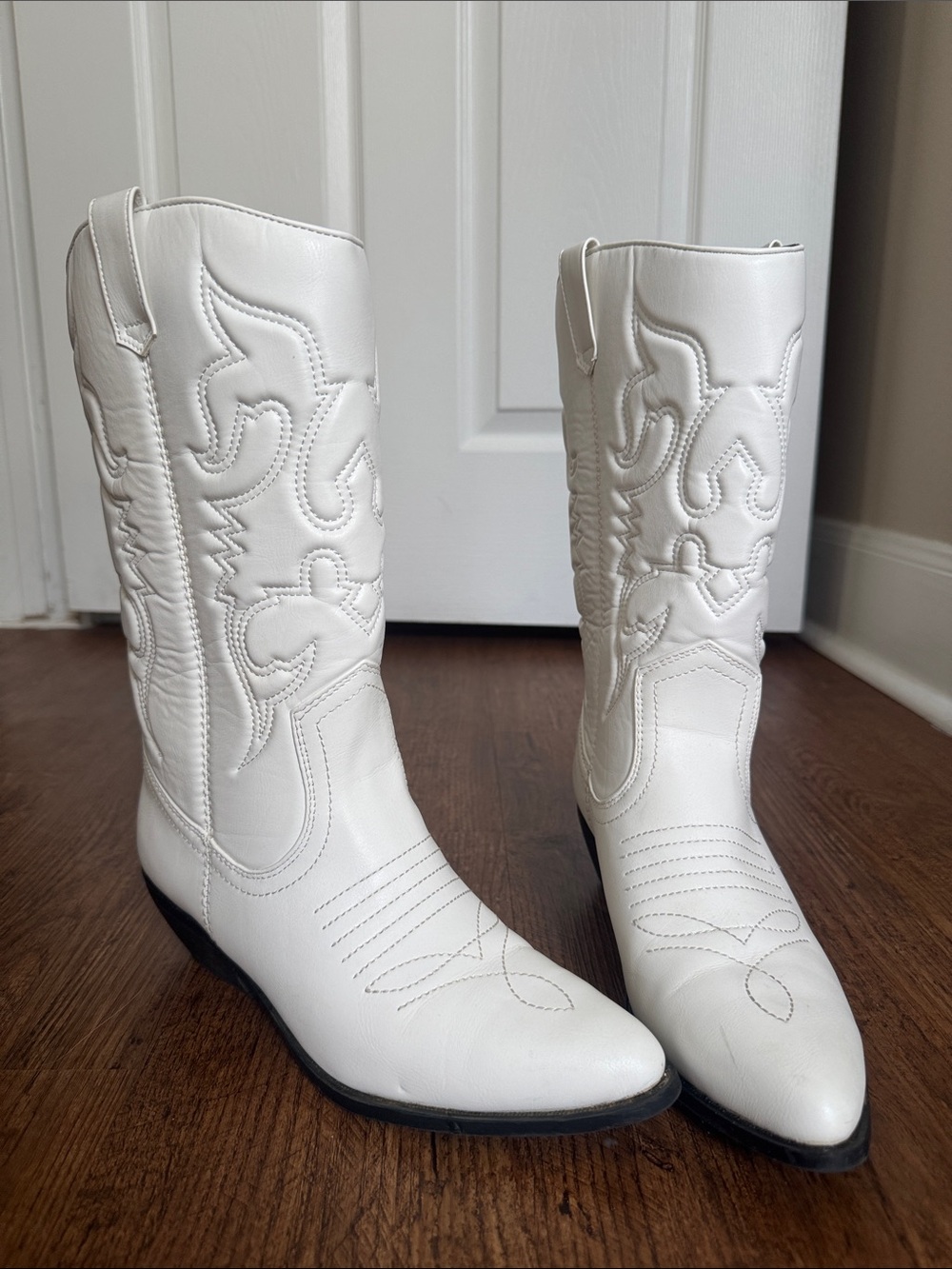 LIKE NEW White Cowboy Boots